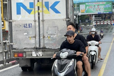 Xác minh tài xế xe tải đi lùi trên cầu vượt Thái Hà - Chùa Bộc