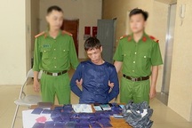 "Thủ" súng quân dụng đi buôn 6.000 viên ma túy