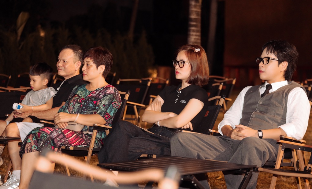 JayKii đưa cả gia đình đến ủng hộ ca sĩ trẻ, nhớ lại những ngày đầu đi hát - 1