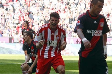 Mario Gomez lập hat-trick, Bayern trở lại tốp 3