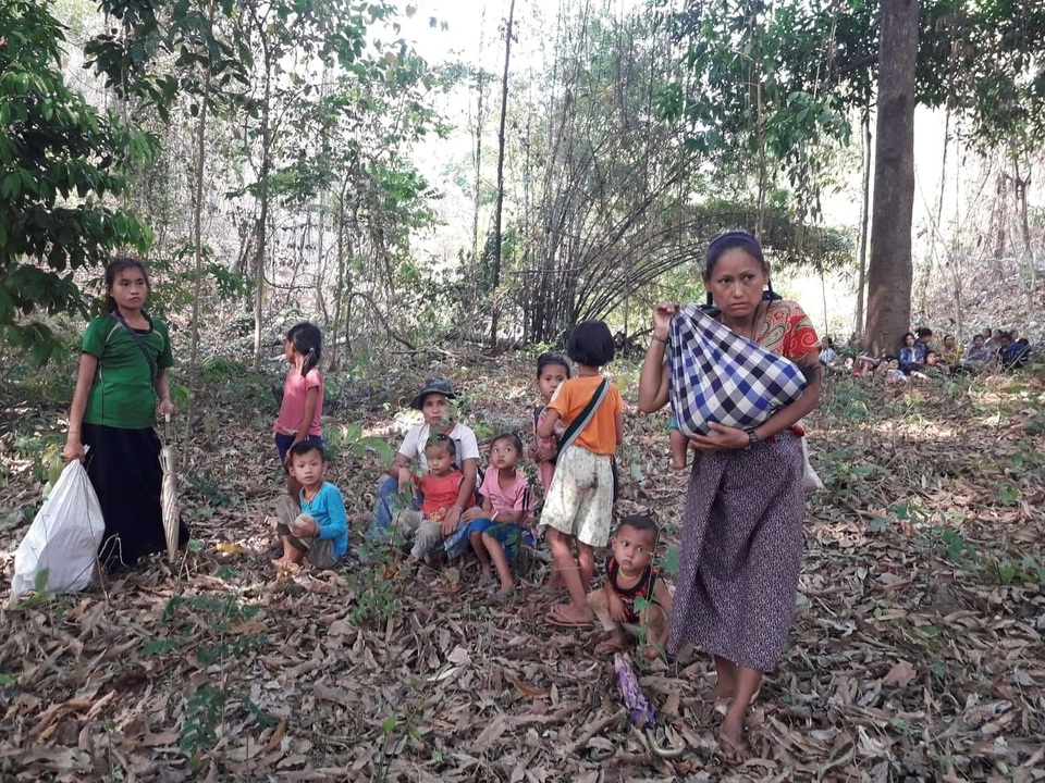 Hàng nghìn người Myanmar băng rừng, vượt biên trốn không kích - 2 Hàng nghìn người Myanmar băng rừng, vượt biên trốn không kích - 2