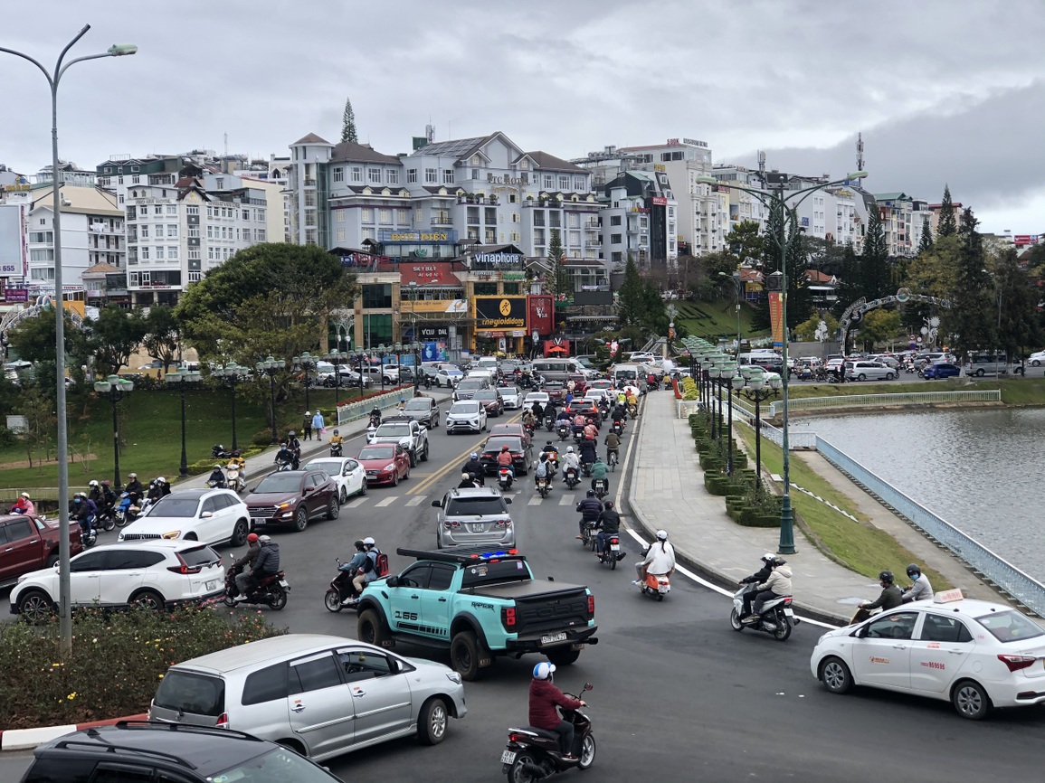 Du khách ùn ùn kéo về, Đà Lạt liên tục tắc nghẽn, đông nghịt người - 1 Du khách ùn ùn kéo về, Đà Lạt liên tục tắc nghẽn, đông nghịt người - 1