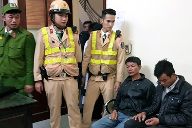 Hà Nội: CSGT chạy bộ gần 1km, quật ngã 2 tên cướp manh động