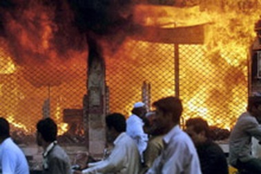 Người phản đối tranh biếm họa đập phá hai thành phố ở Pakistan