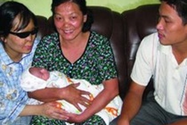 Chuyện tình đẹp của cô gái bị tạt axit