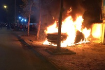 Đang đỗ trên vỉa hè, ô tô bất ngờ bốc cháy dữ dội