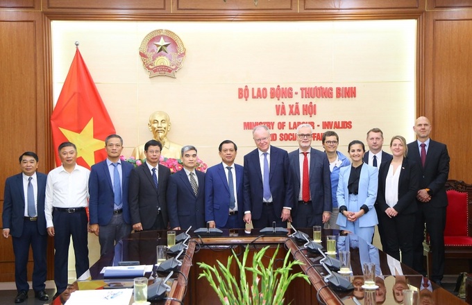 Các đại biểu chụp ảnh lưu niệm