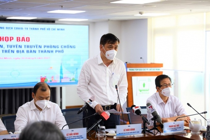 Phó Chủ tịch UBND TP.HCM Lê Hòa Bình thông tin tại cuộc họp.