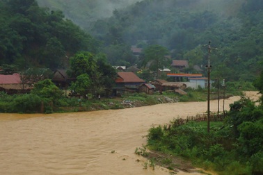 Hai mẹ con bị lũ cuốn mất tích