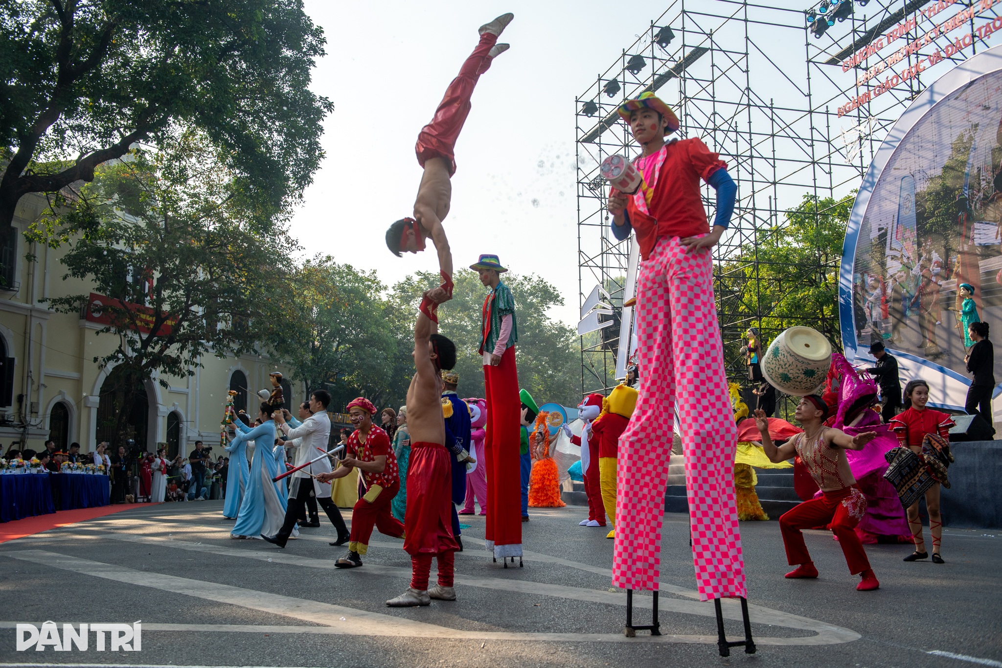 Hampir 3.000 orang berbaris untuk merayakan 70 tahun Pendidikan di Hanoi - 10 Gần 3.000 người diễu hành kỷ niệm 70 năm ngành Giáo dục ở Hà Nội - 10