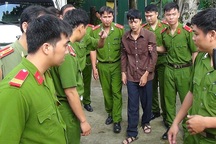 Cận cảnh 2 bị can thực nghiệm hiện trường vụ thảm sát ở Bình Phước