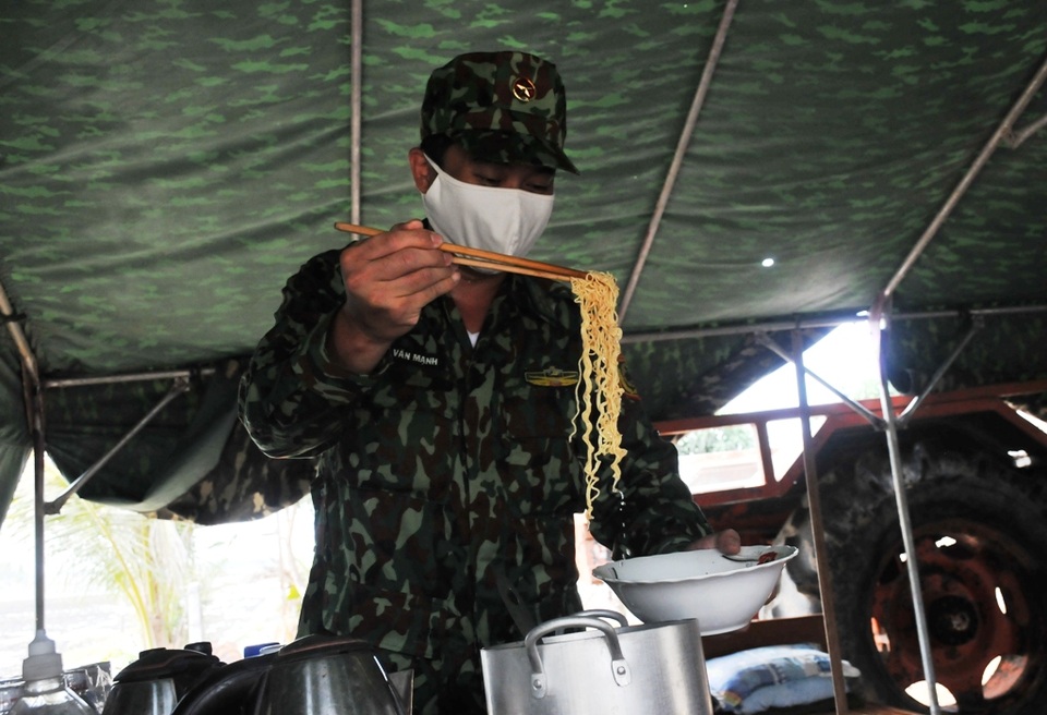 Bộ đội Biên phòng canh đường sông, giữ đường đồng ngăn ngừa dịch Covid-19 - 9 Bộ đội Biên phòng canh đường sông, giữ đường đồng ngăn ngừa dịch Covid-19 - 9