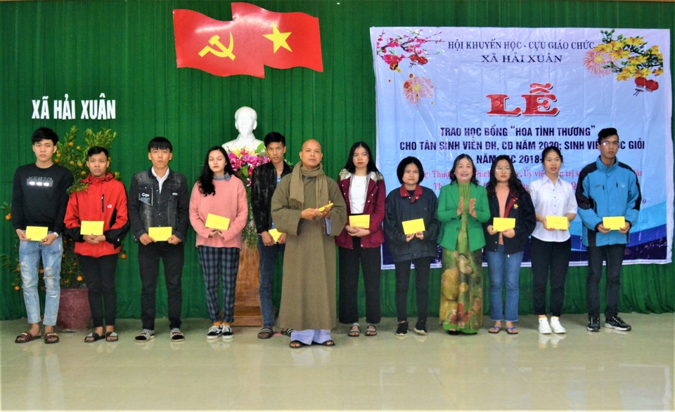 Quảng Trị: Trao hàng chục suất học bổng đến học sinh, sinh viên dịp đầu xuân - 2 Quảng Trị: Trao hàng chục suất học bổng đến học sinh, sinh viên dịp đầu xuân - 2