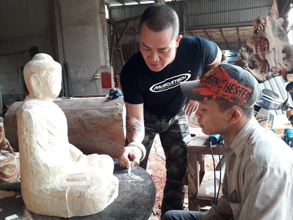 Người thầy dạy học trò khuyết tật thành nghệ nhân điêu khắc - 4 Người thầy dạy học trò khuyết tật thành nghệ nhân điêu khắc - 4
