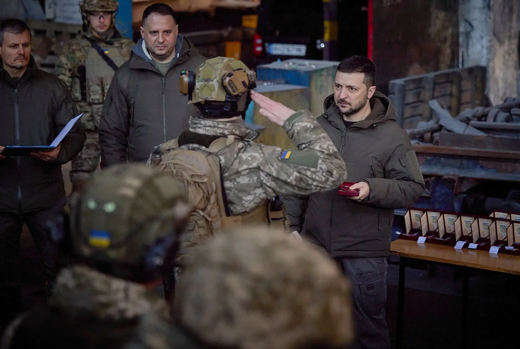 Tổng thống Ukraine bất ngờ đến chảo lửa Bakhmut - 1 Tổng thống Ukraine bất ngờ đến chảo lửa Bakhmut - 1