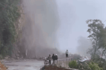 Sạt lở nghiêm trọng ở Lai Châu, đất đá che lấp toàn bộ một đoạn đường