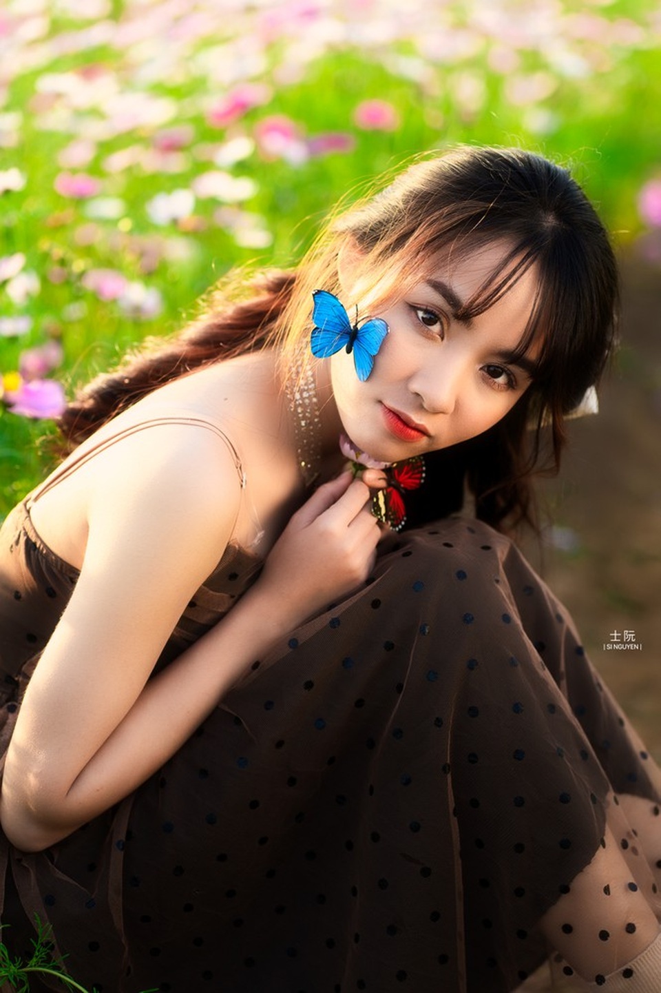 Nữ sinh Bách khoa hóa công chúa mơ màng giữa rừng hoa - 9 Nữ sinh Bách khoa hóa công chúa mơ màng giữa rừng hoa - 9