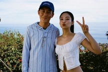 Bức ảnh Jennie (Blackpink) chụp chung với Trần Quán Hy gây sốt mạng xã hội