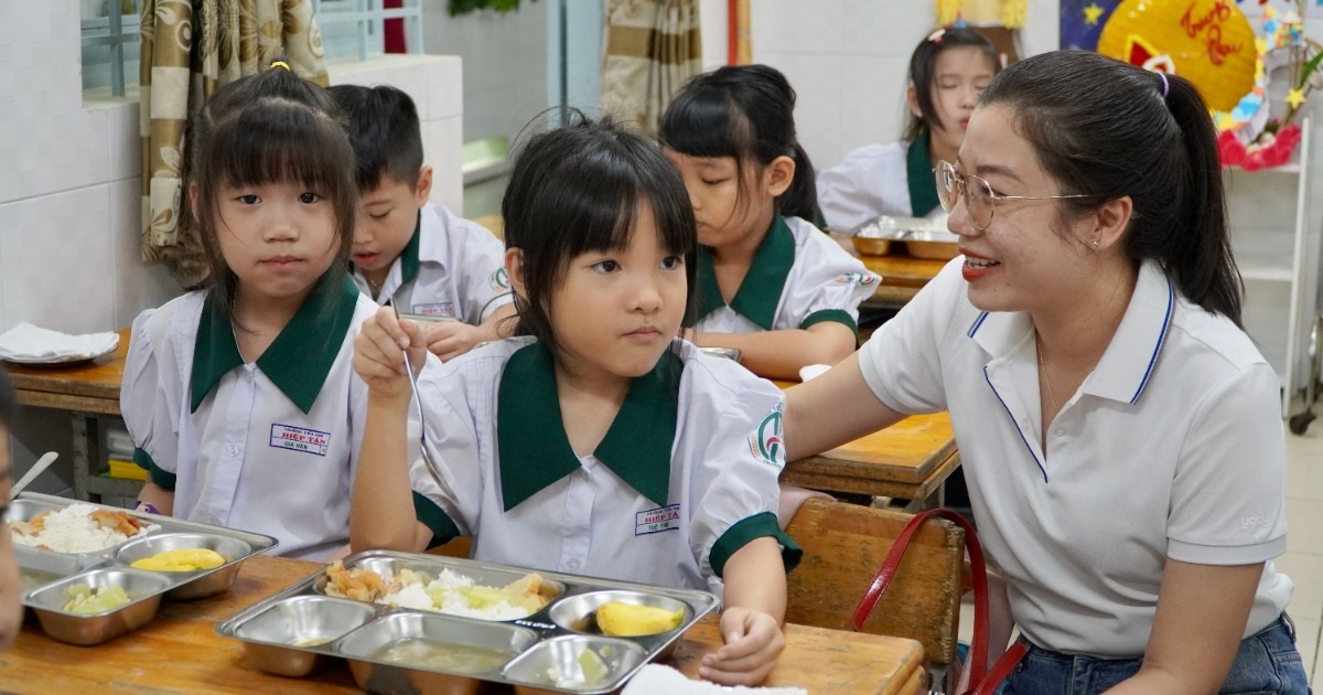 Phụ huynh TPHCM "soi" bếp ăn bán trú, ăn thử bữa trưa của con ở trường