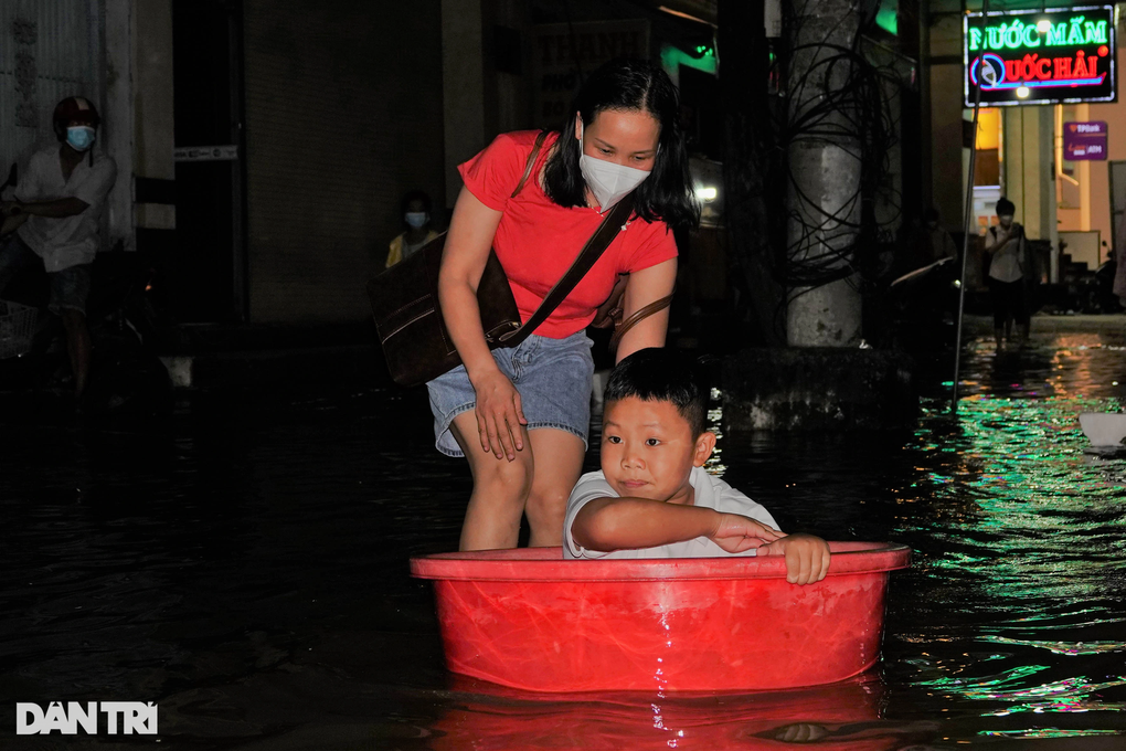 Người dân Tây Đô chèo thuyền, bơi thau khi đỉnh triều cường lên - 8 Người dân Tây Đô chèo thuyền, bơi thau khi đỉnh triều cường lên - 8