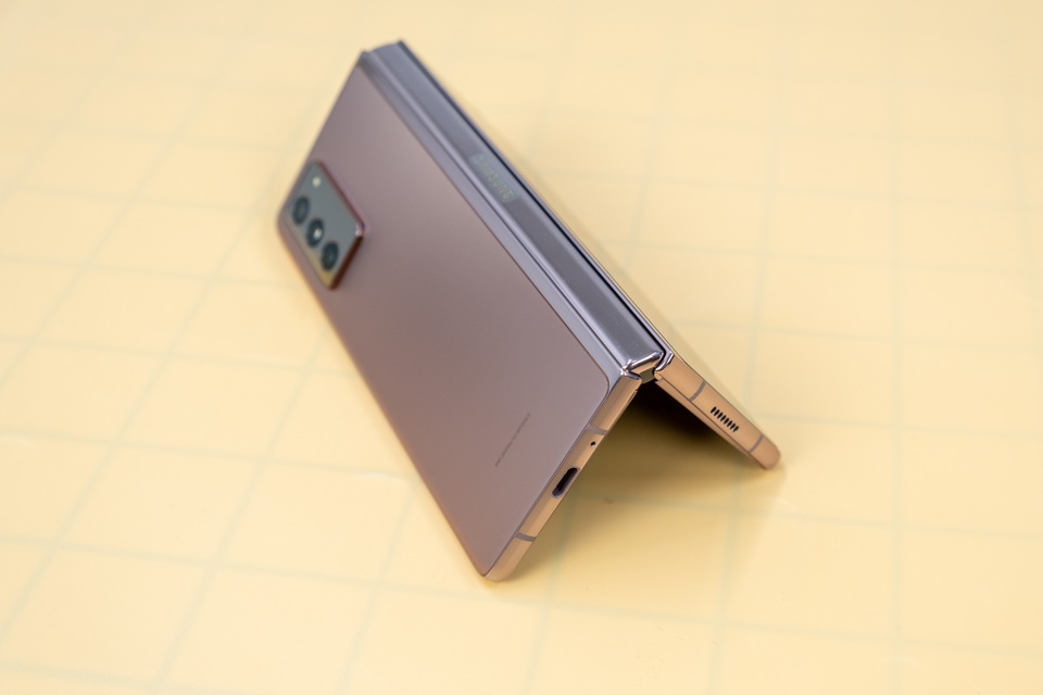 Mở hộp Galaxy Z Fold 2 giá 50 triệu đồng: hoàn thiện vẻ khác biệt - 9 Mở hộp Galaxy Z Fold 2 giá 50 triệu đồng: hoàn thiện vẻ khác biệt - 9