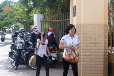 Nhiều thí sinh đến muộn, quên giấy tờ buổi thi Hóa