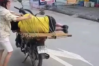 Vợ cột chồng say rượu vào xe máy để chở về nhà