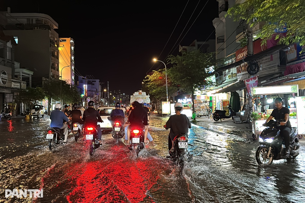 Triều cường ở TPHCM lên trong đêm - 1 Triều cường ở TPHCM lên trong đêm - 1