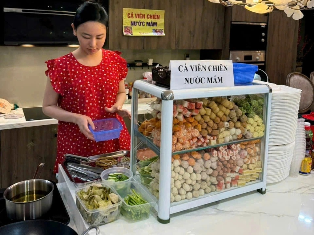 Người mẹ ở TPHCM chi tiền dựng quán vỉa hè ở bếp, “chơi đồ hàng” cùng con - 2
