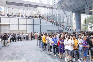 Người Trung Quốc xếp hàng mua điện thoại Huawei chẳng kém gì ở Apple Store