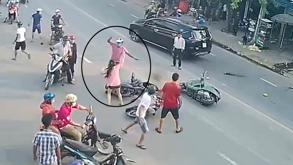 Giật dây chuyền của cô gái, tên cướp bị vây đánh “no đòn” - 4 Giật dây chuyền của cô gái, tên cướp bị vây đánh “no đòn” - 4