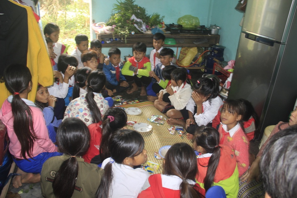 Học sinh miền núi tặng thầy cô hoa dại, sắn rừng, gạo, chuối… trong Ngày Nhà giáo - 7 Học sinh miền núi tặng thầy cô hoa dại, sắn rừng, gạo, chuối… trong Ngày Nhà giáo - 7