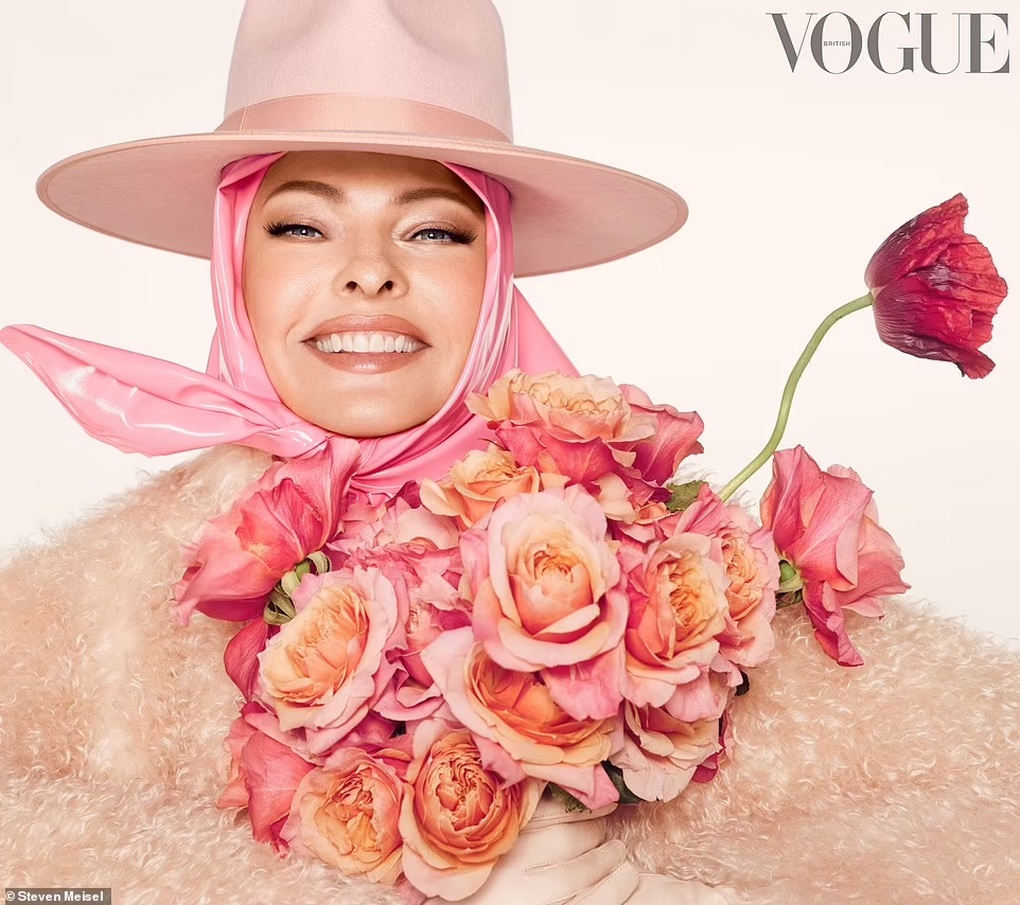Linda Evangelista tái xuất quyến rũ sau ca phẫu thuật thẩm mỹ hỏng - 2 Linda Evangelista tái xuất quyến rũ sau ca phẫu thuật thẩm mỹ hỏng - 2