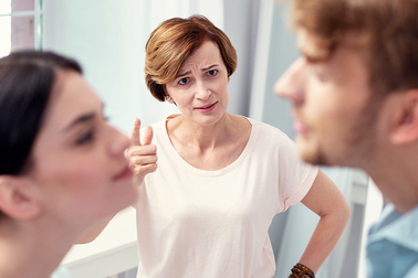 Những dấu hiệu cho thấy mẹ chồng không ưa bạn