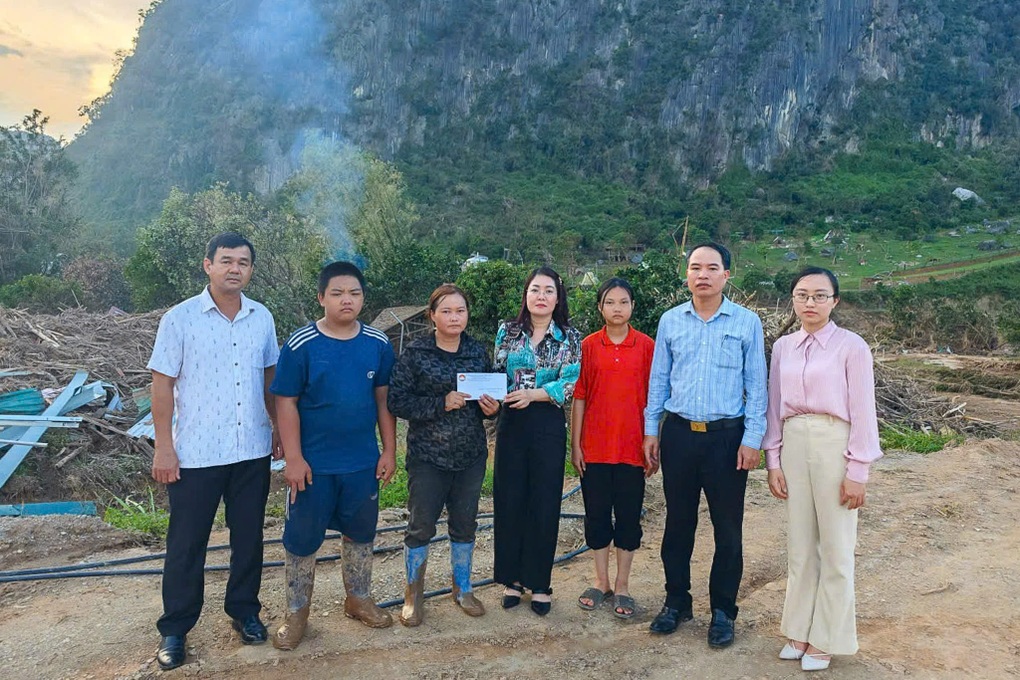 Cụ ông bật khóc khi nhận được quà cứu trợ - 4 Cụ ông bật khóc khi nhận được quà cứu trợ - 4