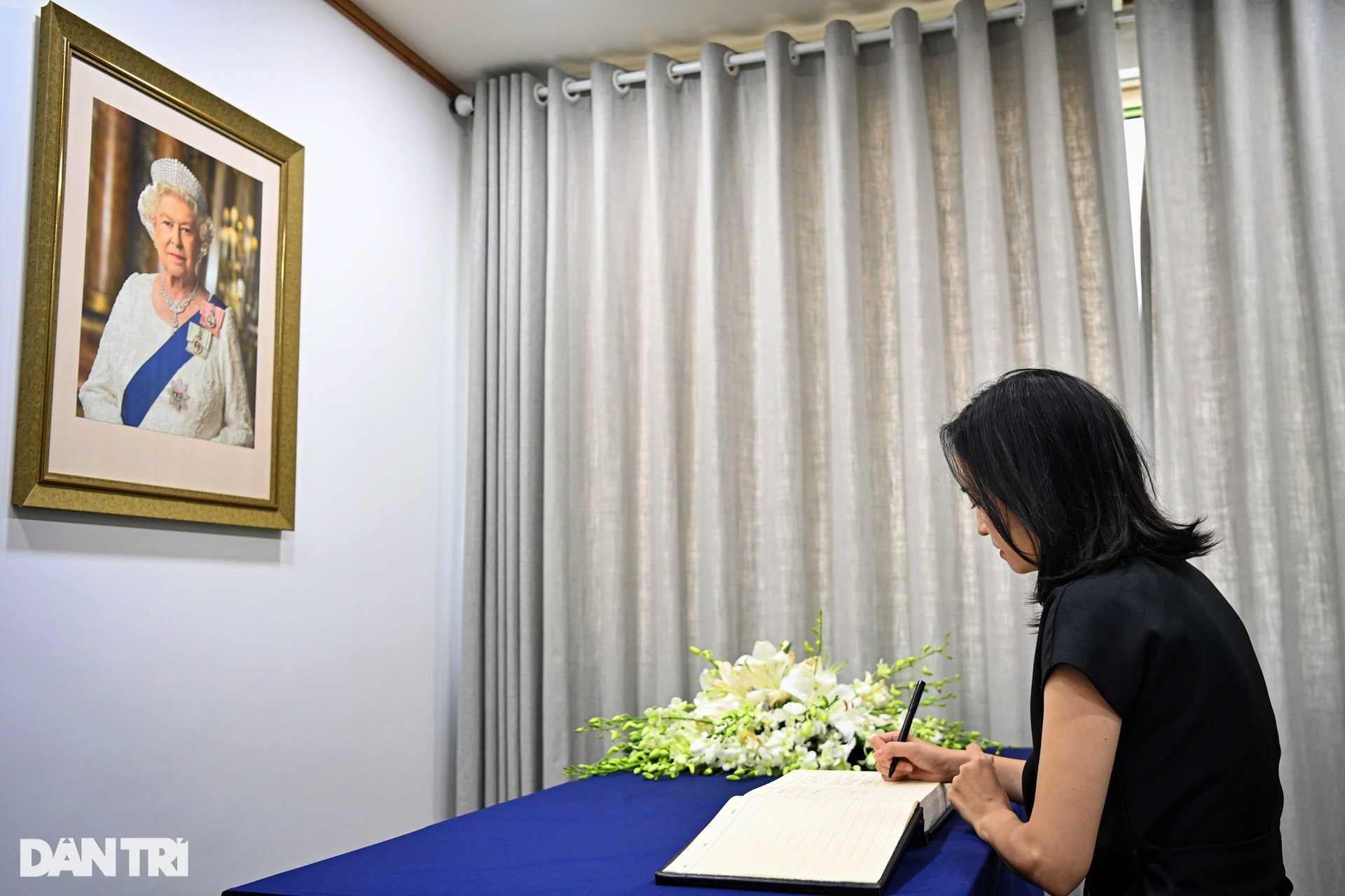 Người dân tiếc thương, viết sổ tang viếng Nữ hoàng Elizabeth II tại Hà Nội - 6 Người dân tiếc thương, viết sổ tang viếng Nữ hoàng Elizabeth II tại Hà Nội - 6