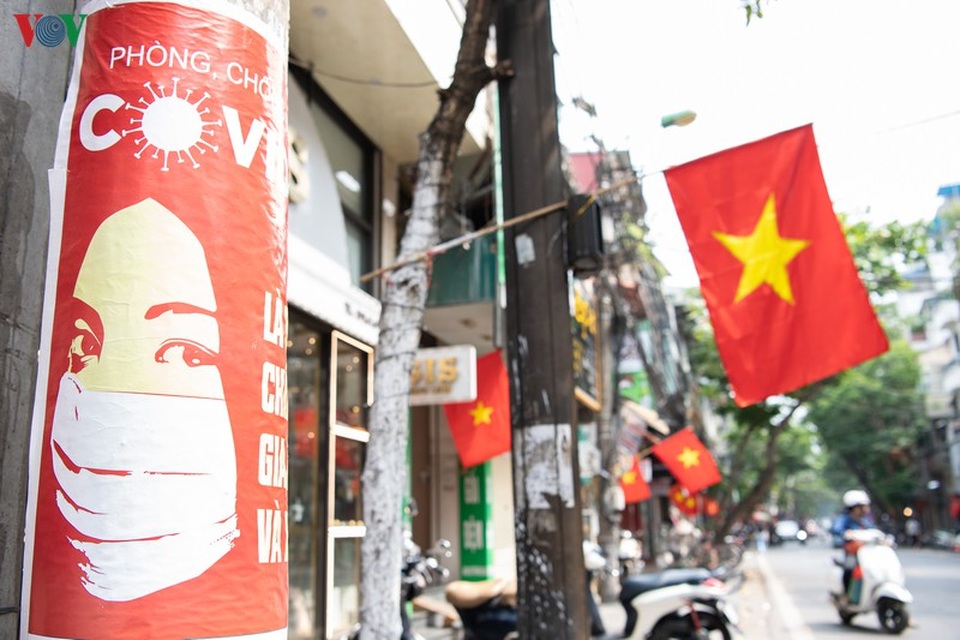 Phố phường Hà Nội rợp bóng cờ bay dịp lễ 30/4 - 8