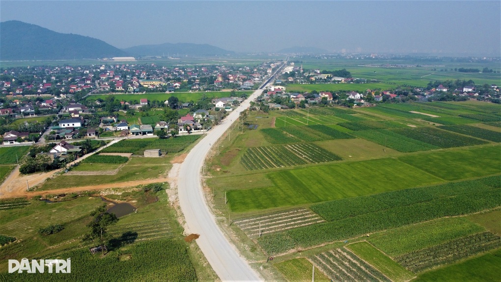 Đường gần 8km thi công 2 năm chưa xong, dân khốn khổ hít bụi - 4