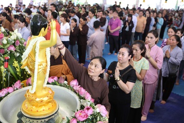 Hàng nghìn Phật tử hành hương về Tây Thiên dự lễ Phật đản