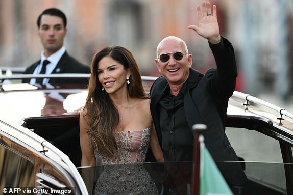 Tỷ phú Jeff Bezos và MC gợi cảm kết thúc tiệc cưới 3 ngày, tốn 55 triệu USD - 9 Tỷ phú Jeff Bezos và MC gợi cảm kết thúc tiệc cưới 3 ngày, tốn 55 triệu USD - 9