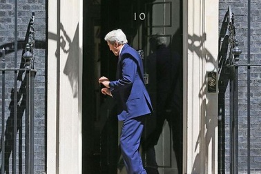 Ngoại trưởng Mỹ gặp sự cố khi đặt chân vào văn phòng Thủ tướng Anh