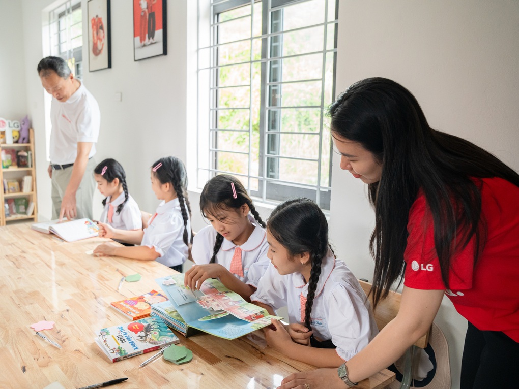 LG ផ្សព្វផ្សាយវប្បធម៌អានដល់កុមារនៅតំបន់ភ្នំ - ៤ LG lan tỏa văn hóa đọc sách đến với trẻ em vùng cao - 4