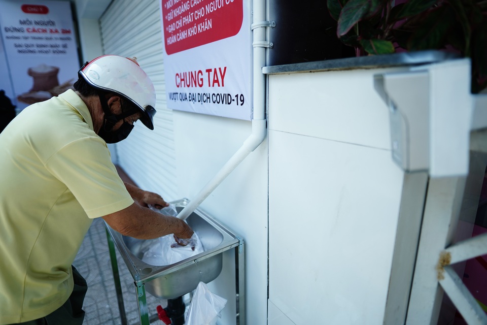 Máy tự động phát gạo từ thiện ở Sài Gòn giữa mùa dịch Covid-19 - 3 Máy tự động phát gạo từ thiện ở Sài Gòn giữa mùa dịch Covid-19 - 3