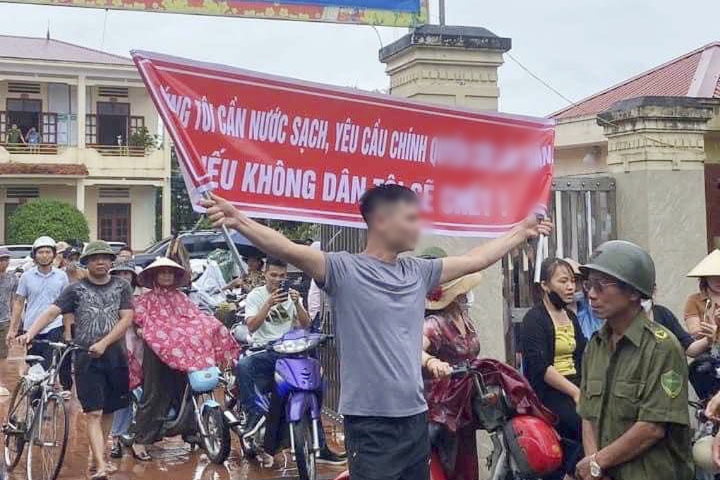 Nước sạch có biểu hiện lạ, người dân kéo lên xã để kiến nghị - 1