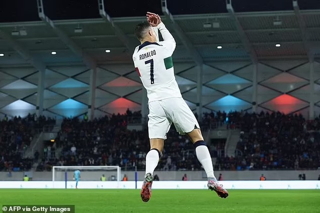 Ronaldo trình làng kiểu ăn mừng mới sau cú đúp bàn thắng cho Bồ Đào Nha - 2 Ronaldo trình làng kiểu ăn mừng mới sau cú đúp bàn thắng cho Bồ Đào Nha - 2
