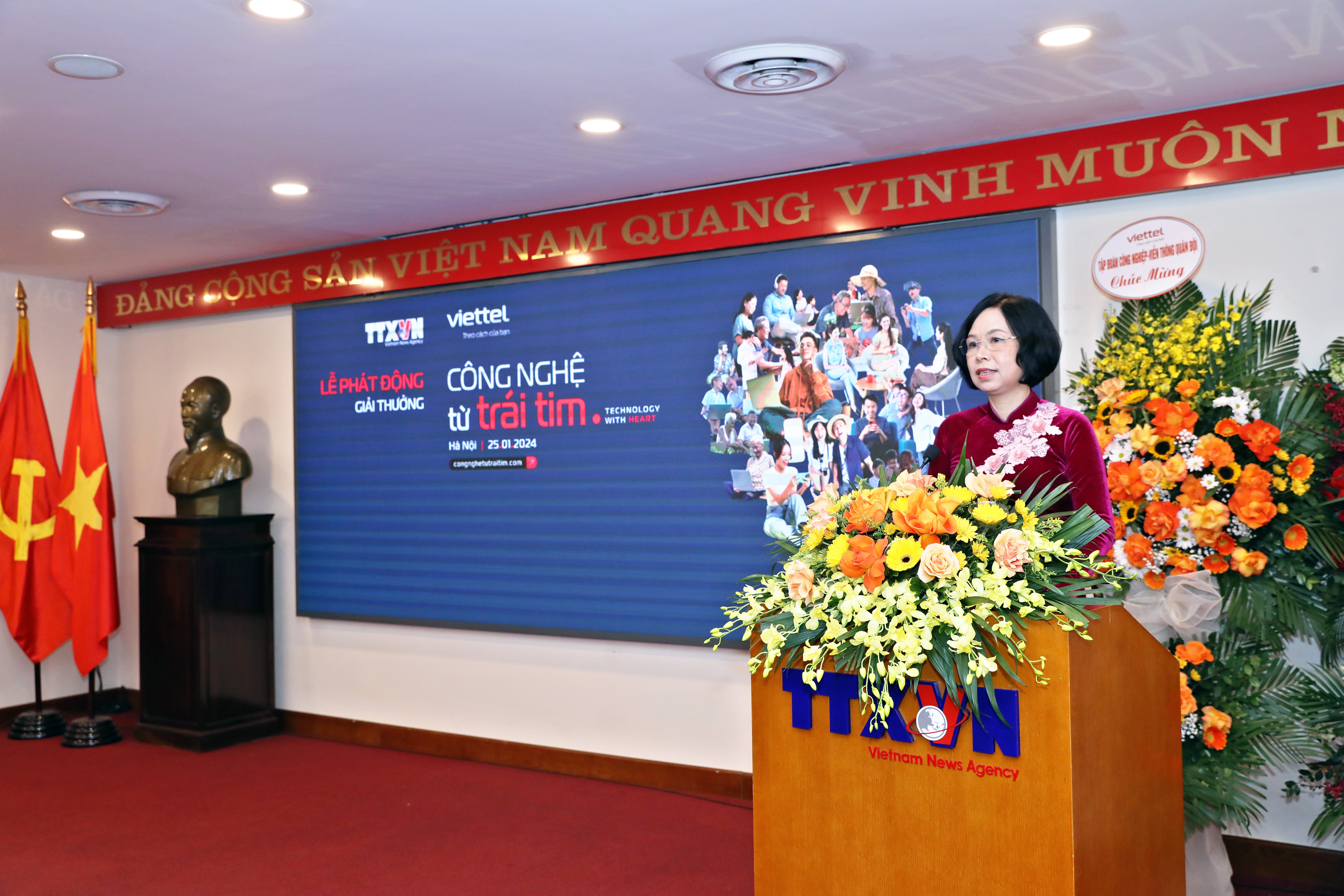 Tổng giám đốc TTXVN, nhà báo Vũ Việt Trang tuyên bố phát động Giải thưởng (Ảnh: TTXVN).