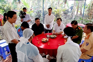 Chủ tịch tỉnh động viên gia đình nạn nhân vụ tai nạn làm 3 người chết