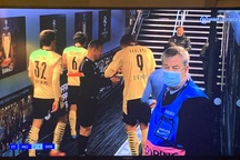 Trọng tài gây bão vì hành động tranh cãi với Haaland