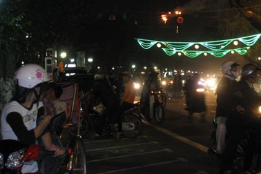 Đèn trang trí giăng ngang đường bốc cháy