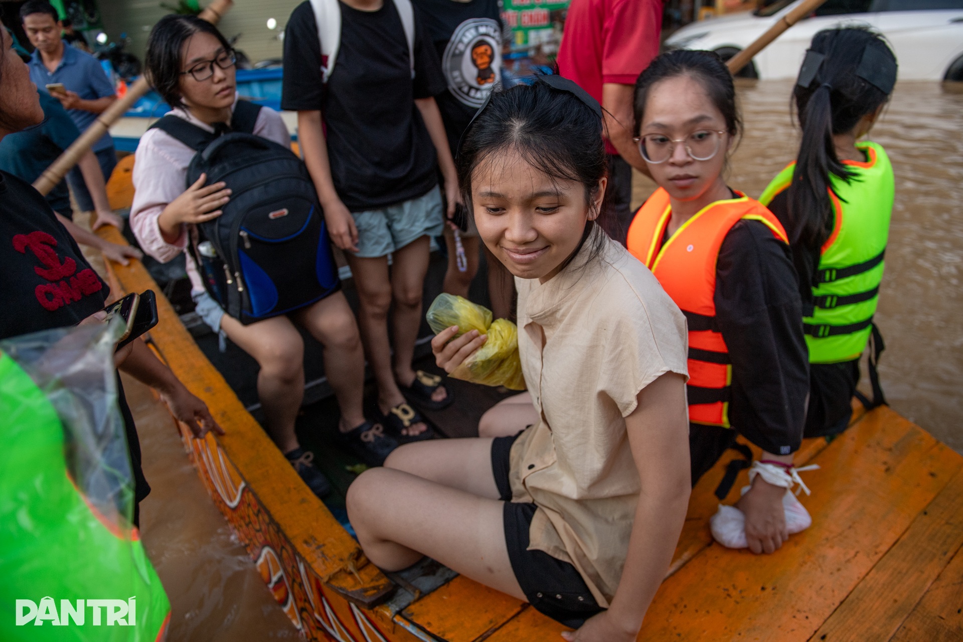 Tình cảnh bị cô lập giữa rốn lũ vô vàn khó khăn của người dân Thái Nguyên - 15 Tình cảnh bị cô lập giữa rốn lũ vô vàn khó khăn của người dân Thái Nguyên - 15